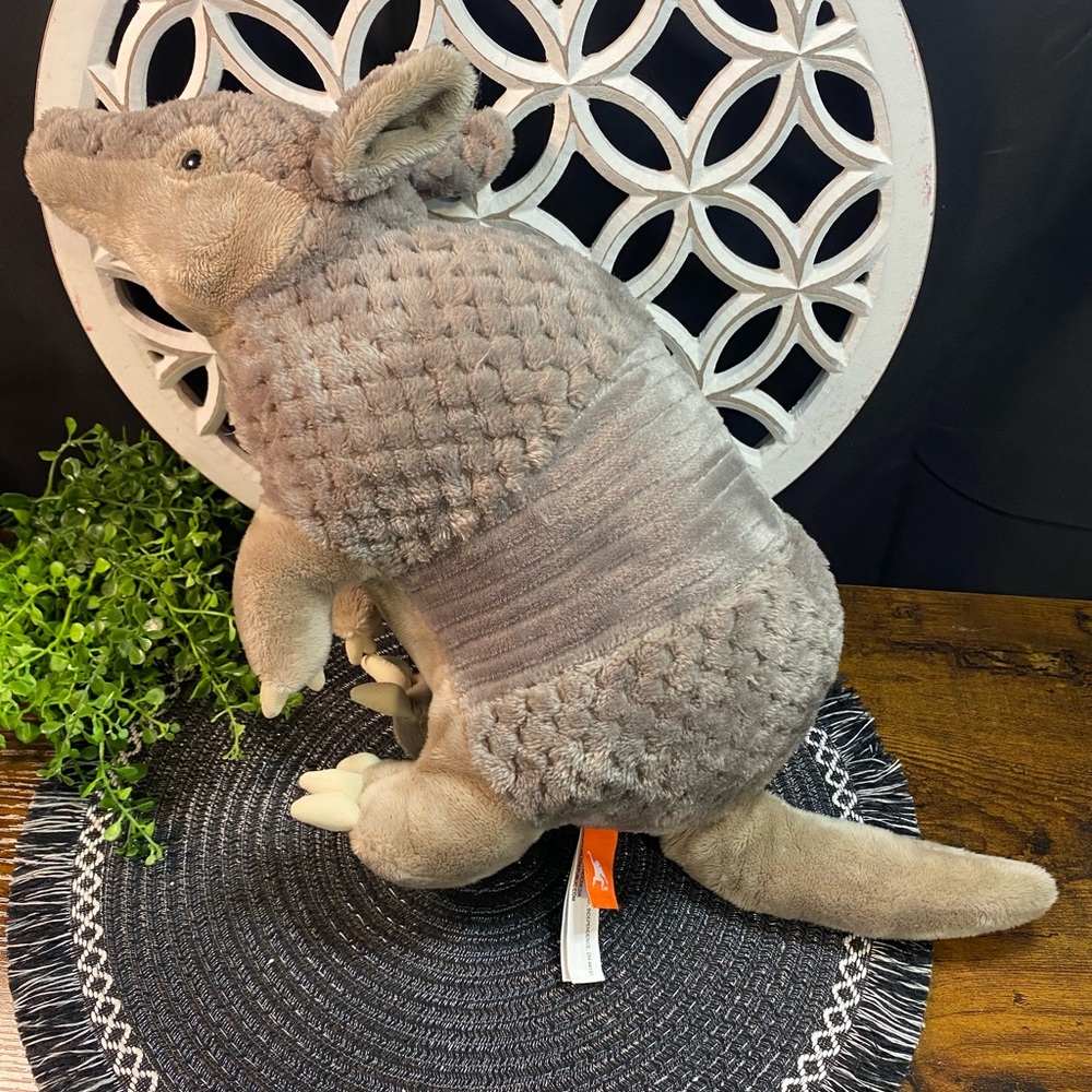 WILD REPUBLIC‎ ARMADILLO PLUSH
STUFFED ANIMAL